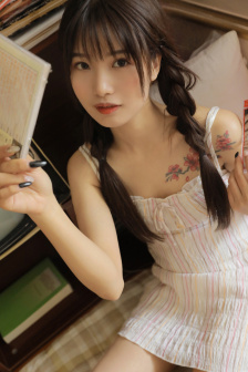 校花张开腿疯狂娇吟